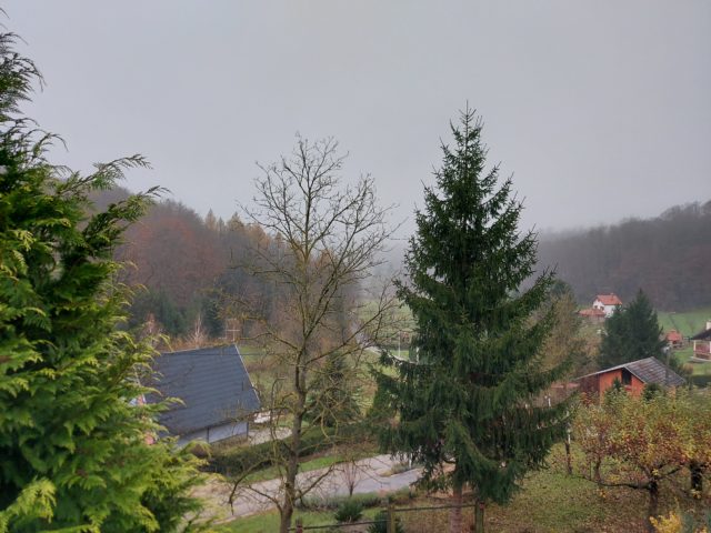 oblačno magla