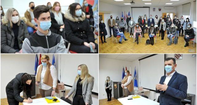 bas-lijepo-studentima-s-podrucja-opcine-gorican-po-1000-kuna-bozicnice-7157a3a98c08e2ac02a97ae9d534e338_view_article_new