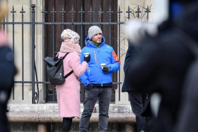 koronavirus ljudi maska