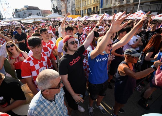 Zagreb: Navijačice i navijači na glavnom Trgu prate utakmicu Hrvatska-Češka