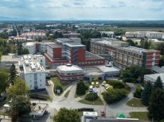 Molitelji ispred bolnica