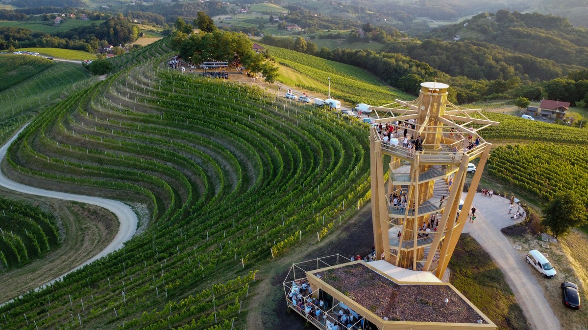 Otvoren vidikovac na Mađerkinom bregu