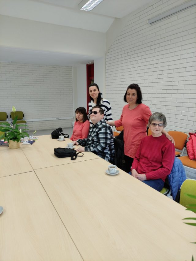 videće pratiteljice s članovima