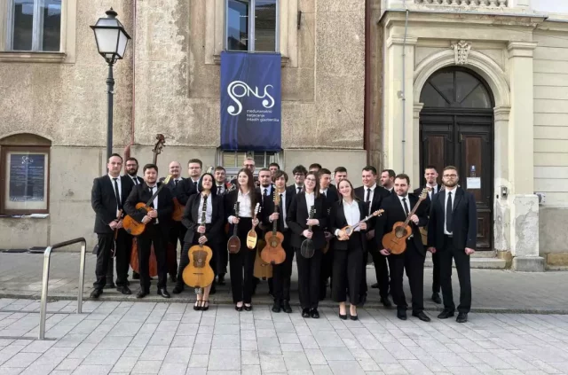 Zupanijski-tamburaski-orkestar-Stjepan-Bujan-Stipic-1052x696