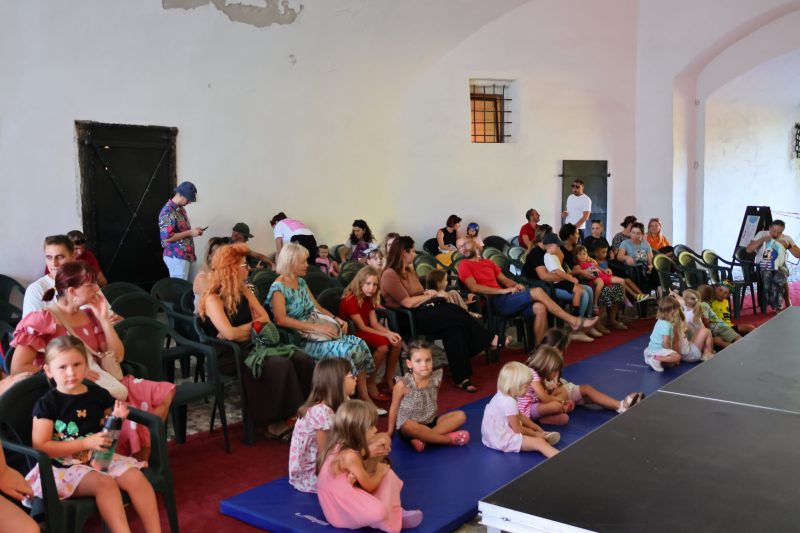 Mališani uživali u "Buđenju", a kazališni ciklus "4,3,2,1 ŠKOLA" nudi još besplatnih predstava