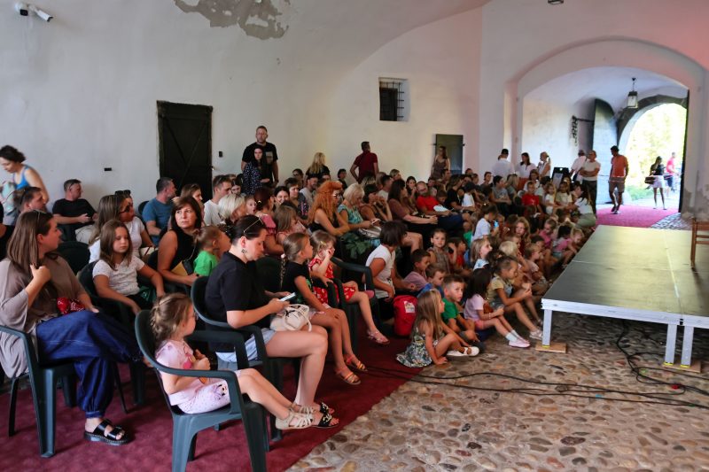 Mališani uživali u "Buđenju", a kazališni ciklus "4,3,2,1 ŠKOLA" nudi još besplatnih predstava