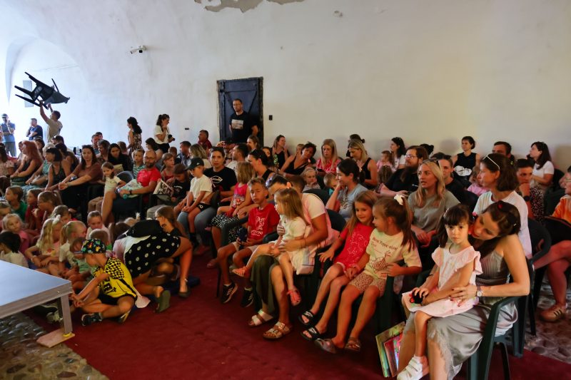 Mališani uživali u "Buđenju", a kazališni ciklus "4,3,2,1 ŠKOLA" nudi još besplatnih predstava