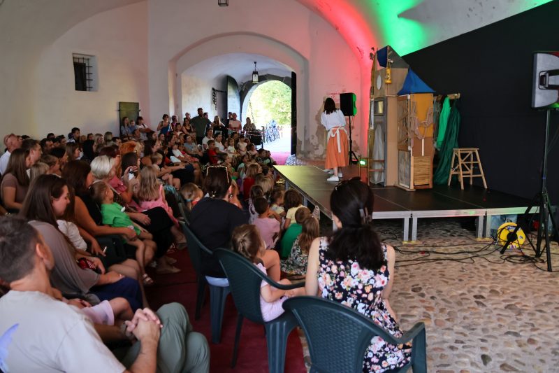 Mališani uživali u "Buđenju", a kazališni ciklus "4,3,2,1 ŠKOLA" nudi još besplatnih predstava