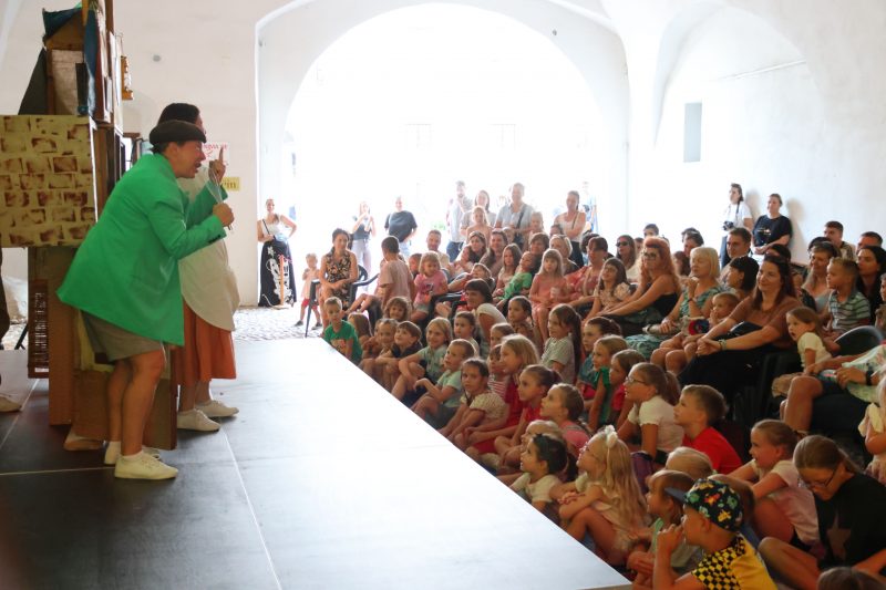 Mališani uživali u "Buđenju", a kazališni ciklus "4,3,2,1 ŠKOLA" nudi još besplatnih predstava