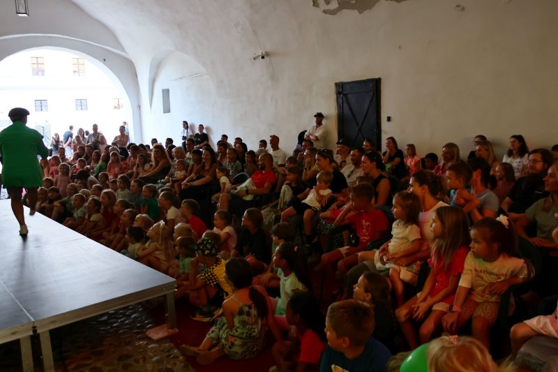 Mališani uživali u "Buđenju", a kazališni ciklus "4,3,2,1 ŠKOLA" nudi još besplatnih predstava