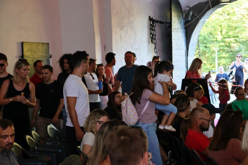 Mališani uživali u "Buđenju", a kazališni ciklus "4,3,2,1 ŠKOLA" nudi još besplatnih predstava