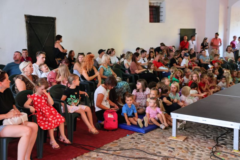 Mališani uživali u "Buđenju", a kazališni ciklus "4,3,2,1 ŠKOLA" nudi još besplatnih predstava