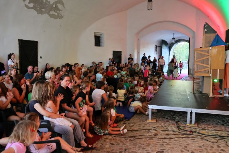 Mališani uživali u "Buđenju", a kazališni ciklus "4,3,2,1 ŠKOLA" nudi još besplatnih predstava