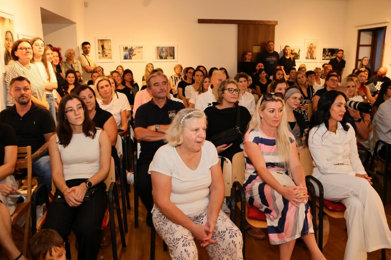 Martina Strahija u Čakovcu predstavila humanitarnu knjigu „Bijeli anđeli”