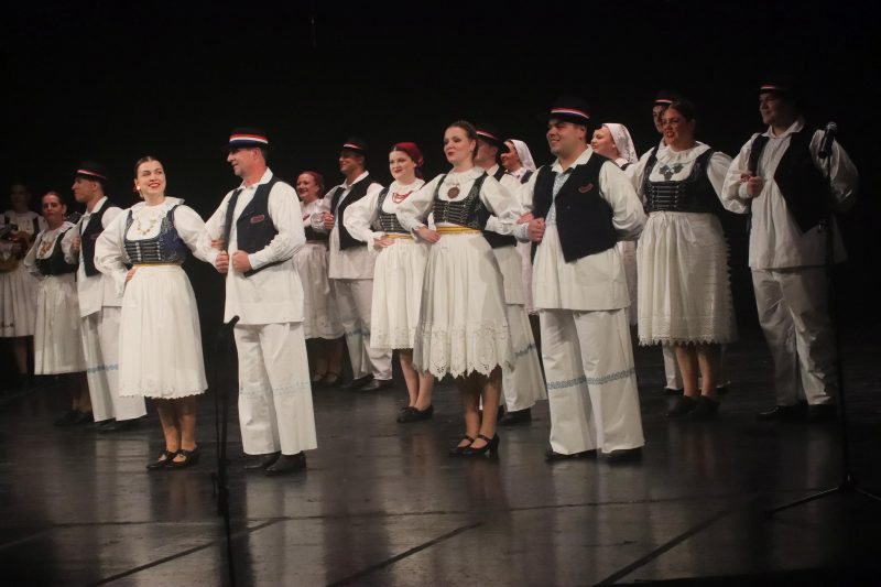 Održan 33. Susret hrvatskih folklornih ansambala i izvornih skupina