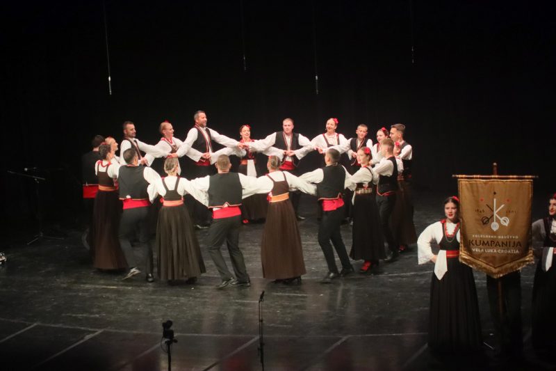 Održan 33. Susret hrvatskih folklornih ansambala i izvornih skupina