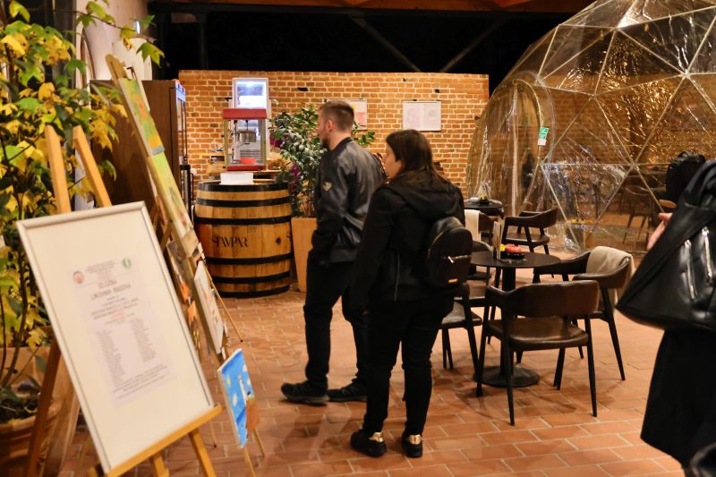 U Caffe baru Bedem otvorena izložba 3. likovne kolonije "Hrvatskih branitelja, djece - unuka hrvatskih branitelja i prijatelja – za Katružu"