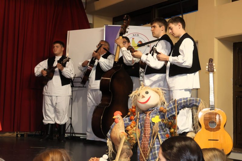 Mali folkloraši ispunili Društveni dom u Žiškovcu