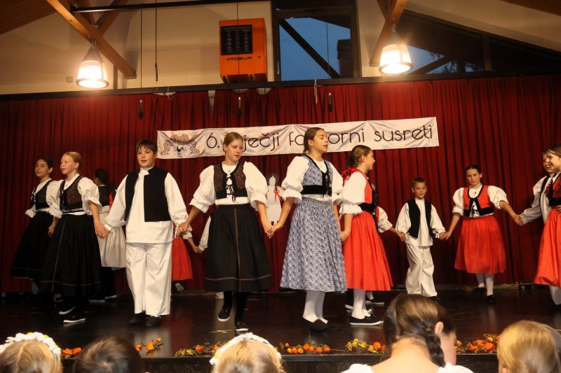 Mali folkloraši ispunili Društveni dom u Žiškovcu