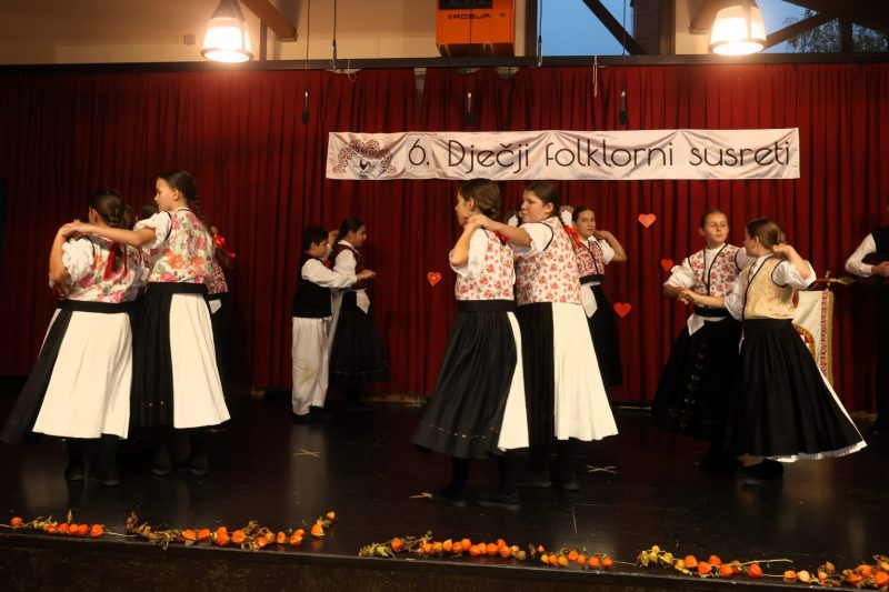 Mali folkloraši ispunili Društveni dom u Žiškovcu
