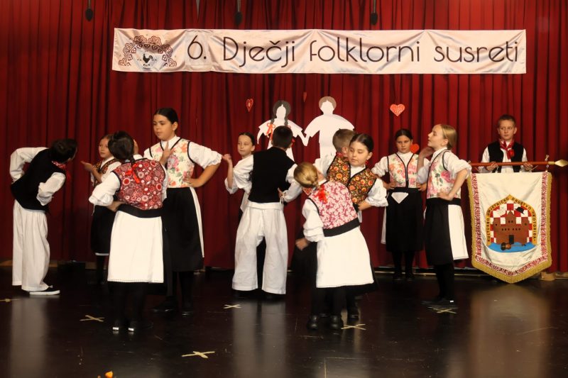 Mali folkloraši ispunili Društveni dom u Žiškovcu