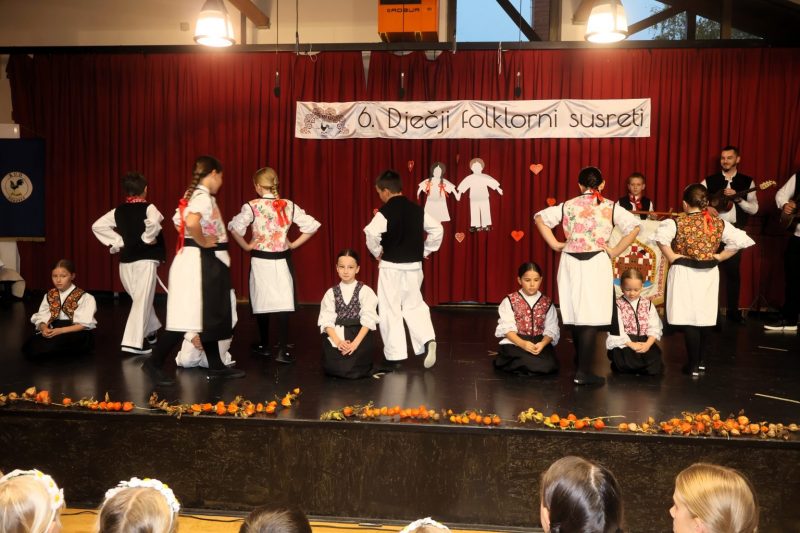 Mali folkloraši ispunili Društveni dom u Žiškovcu