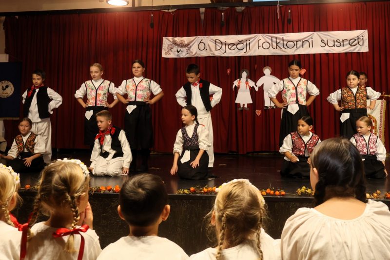 Mali folkloraši ispunili Društveni dom u Žiškovcu