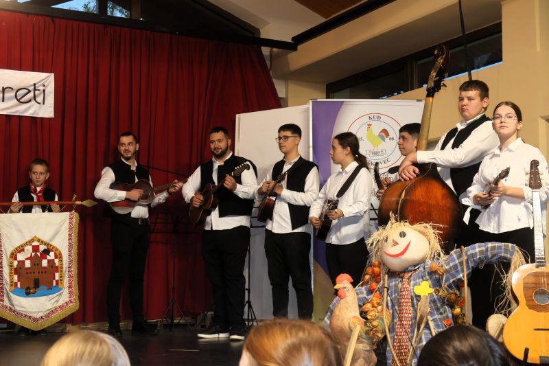 Mali folkloraši ispunili Društveni dom u Žiškovcu