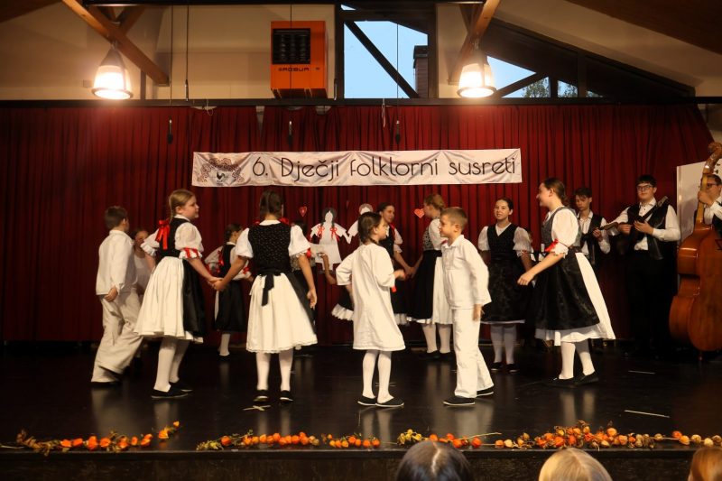 Mali folkloraši ispunili Društveni dom u Žiškovcu