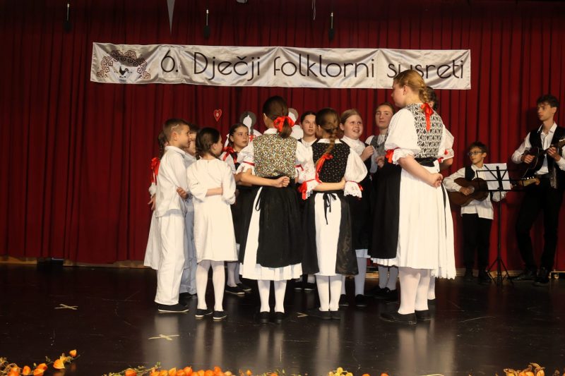 Mali folkloraši ispunili Društveni dom u Žiškovcu