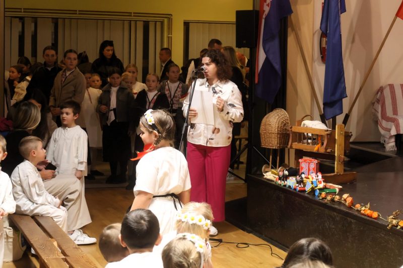 Mali folkloraši ispunili Društveni dom u Žiškovcu