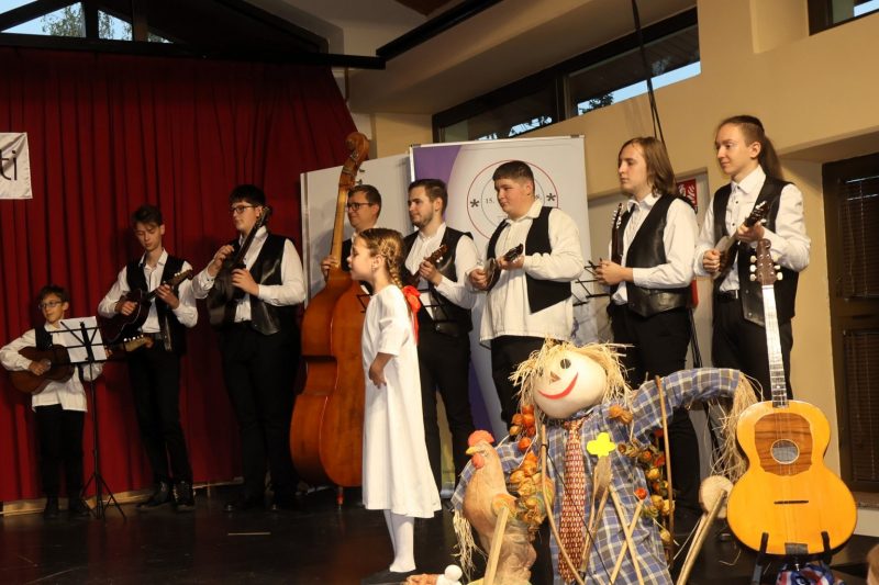 Mali folkloraši ispunili Društveni dom u Žiškovcu