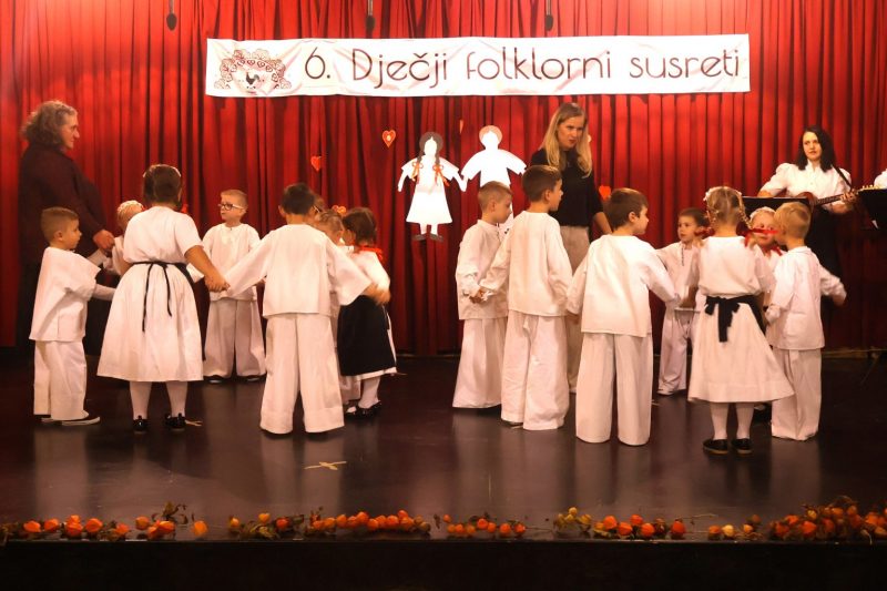 Mali folkloraši ispunili Društveni dom u Žiškovcu