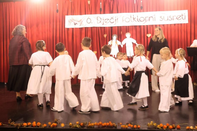 Mali folkloraši ispunili Društveni dom u Žiškovcu
