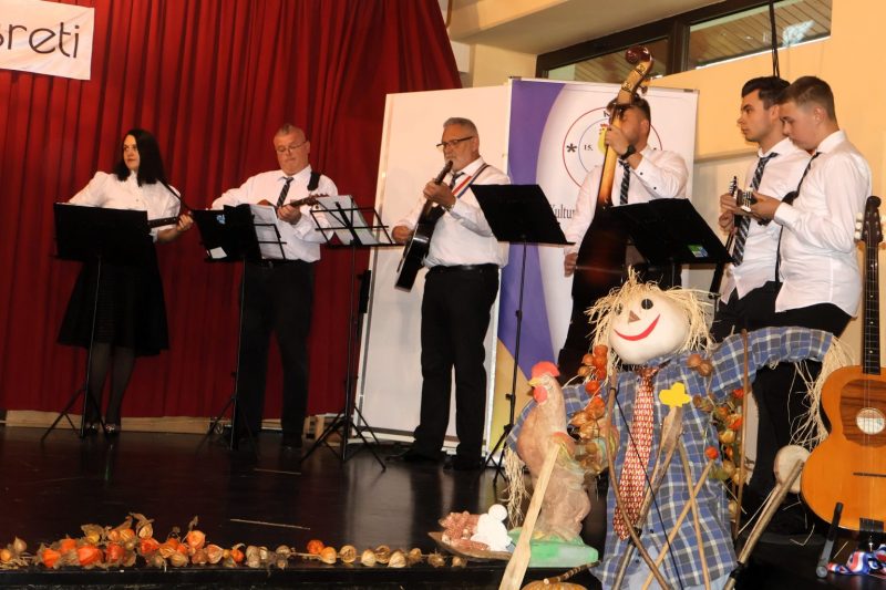 Mali folkloraši ispunili Društveni dom u Žiškovcu