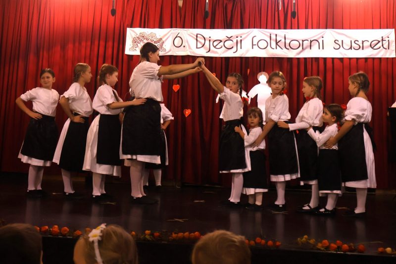 Mali folkloraši ispunili Društveni dom u Žiškovcu
