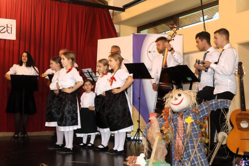 Mali folkloraši ispunili Društveni dom u Žiškovcu