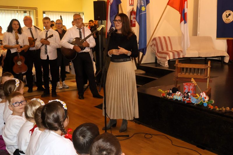 Mali folkloraši ispunili Društveni dom u Žiškovcu