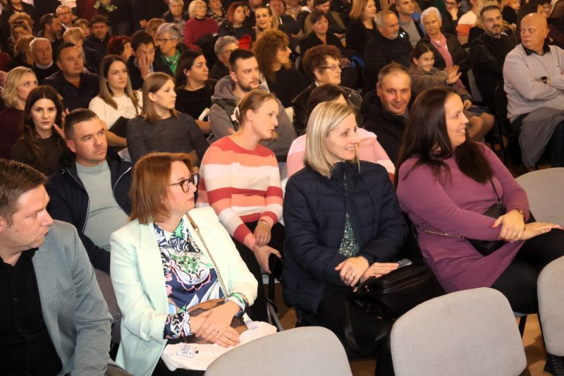 Mali folkloraši ispunili Društveni dom u Žiškovcu