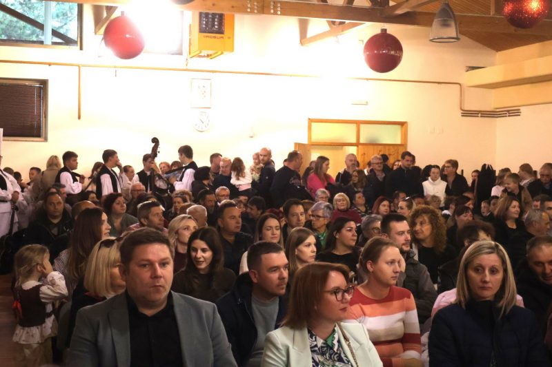 Mali folkloraši ispunili Društveni dom u Žiškovcu