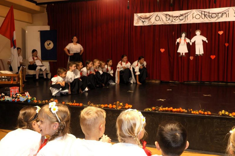 Mali folkloraši ispunili Društveni dom u Žiškovcu