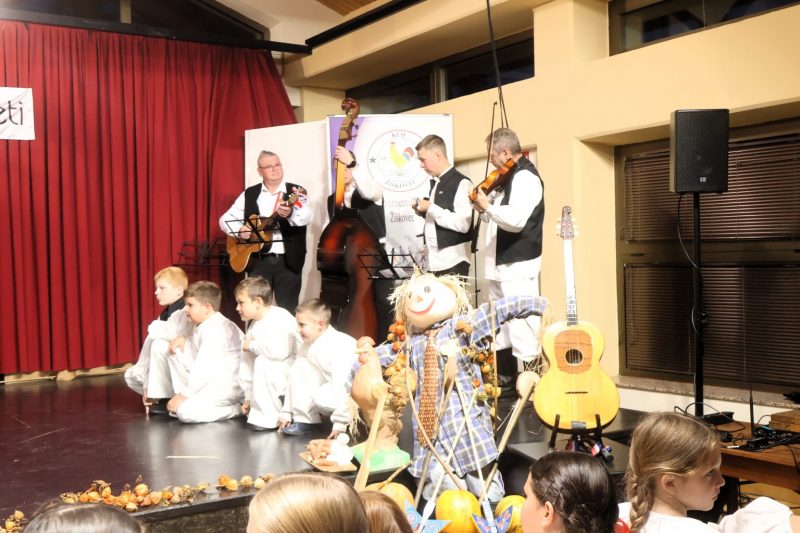 Mali folkloraši ispunili Društveni dom u Žiškovcu