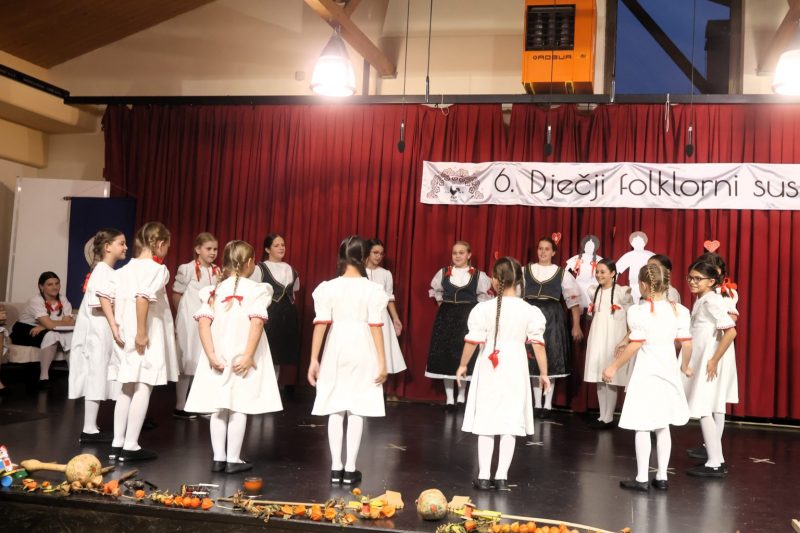 Mali folkloraši ispunili Društveni dom u Žiškovcu