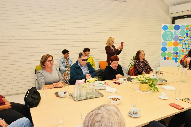 predstavljena knjiga „Pohvala odriješenim rukama”